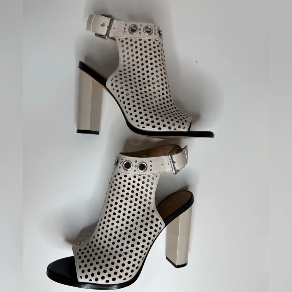 Calvin Klein Kalua Womens Ivory Peep Toe Block Heel Sandals Size 7.5 Streetwear